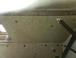 Zateplení stropu rodinného domu pomocí foukané izolace